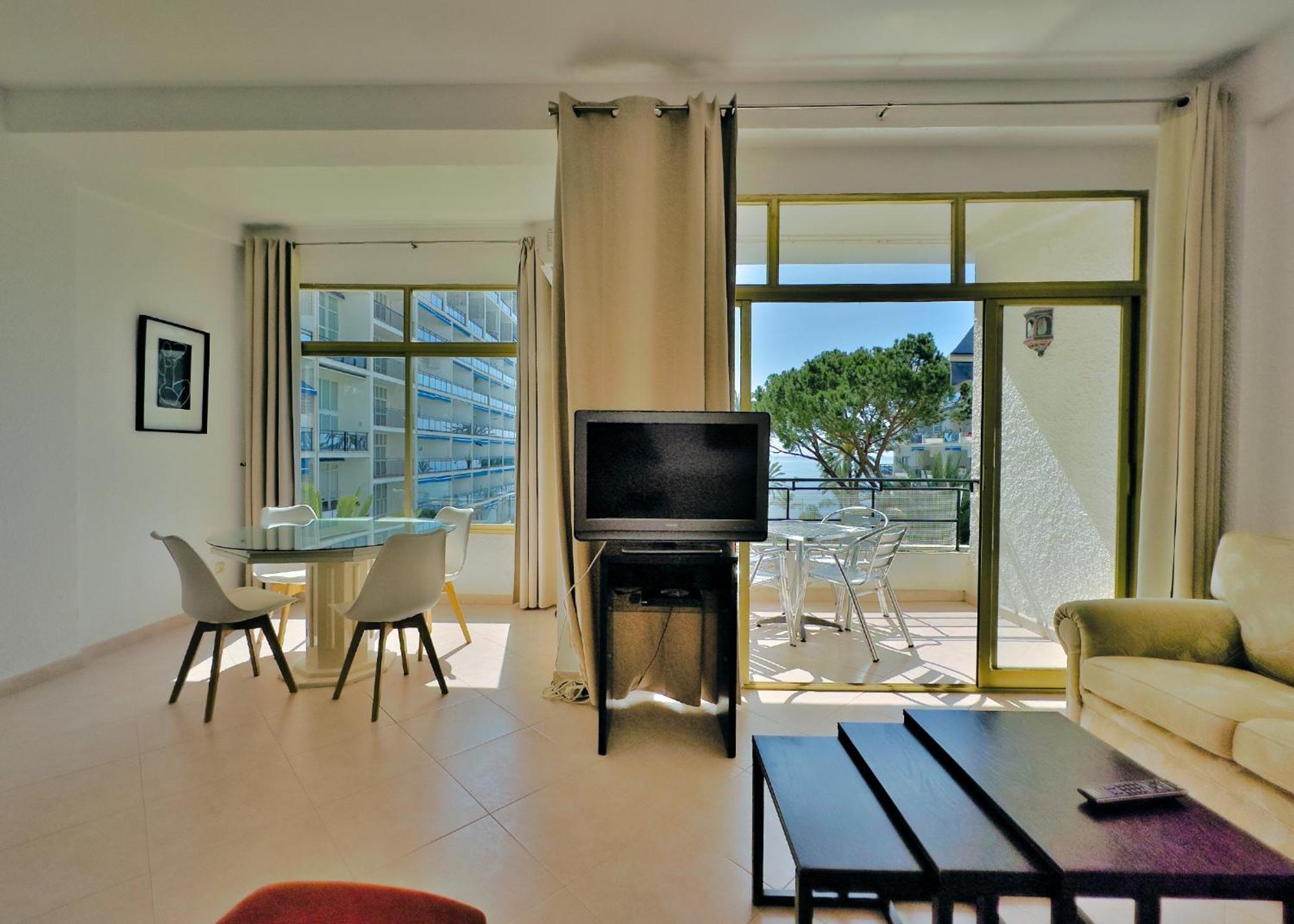 Skol 335. Fantastic Beachfront Facing South. Apartamento