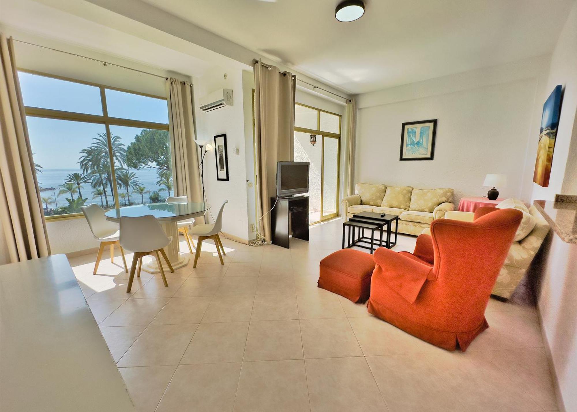 Apartamento Skol 335. Fantastic Beachfront Facing South.