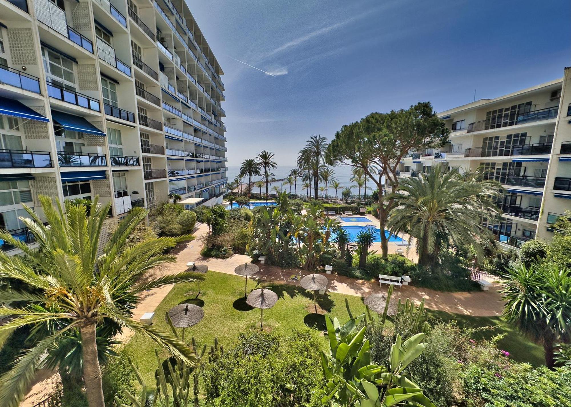 Skol 335. Fantastic Beachfront Facing South. Apartamento Marbella